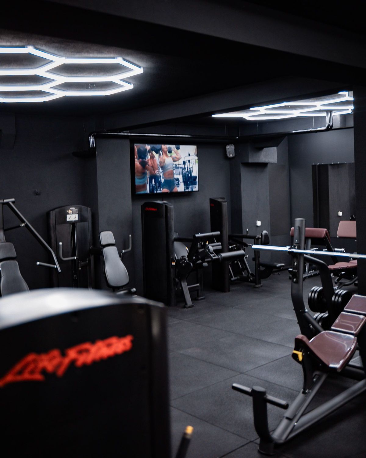 Sala Dragon Fitness Centra s Life Fitness spravama i hexagonalnom rasvjetom